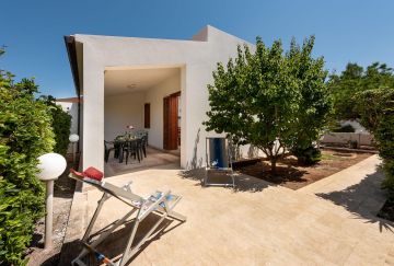 Villa with 6 beds and private garden