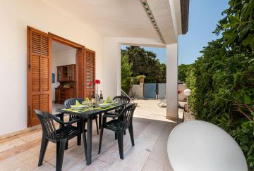 Villa with 6 beds and private garden